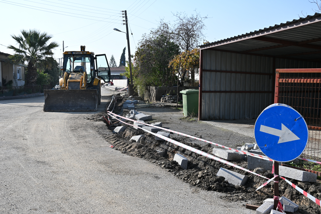 Güzelyurt Belediyesi kaldırım çalışmalarını Yuvacık’ta sürdürüyor