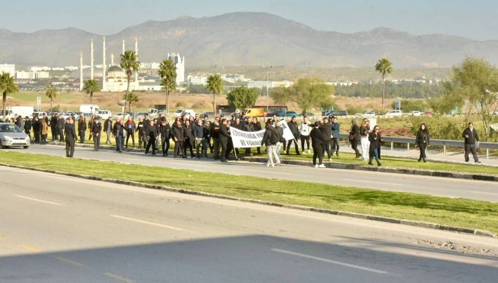Kamuda yetkili beş sendika Başbakanlık önüne yürüyor