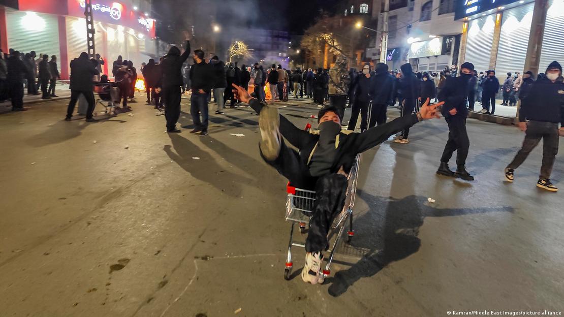 İran'da protestoların şiddeti arttı: Trump’tan Tahran'a 'cehennemi yaşarlar' tehdidi