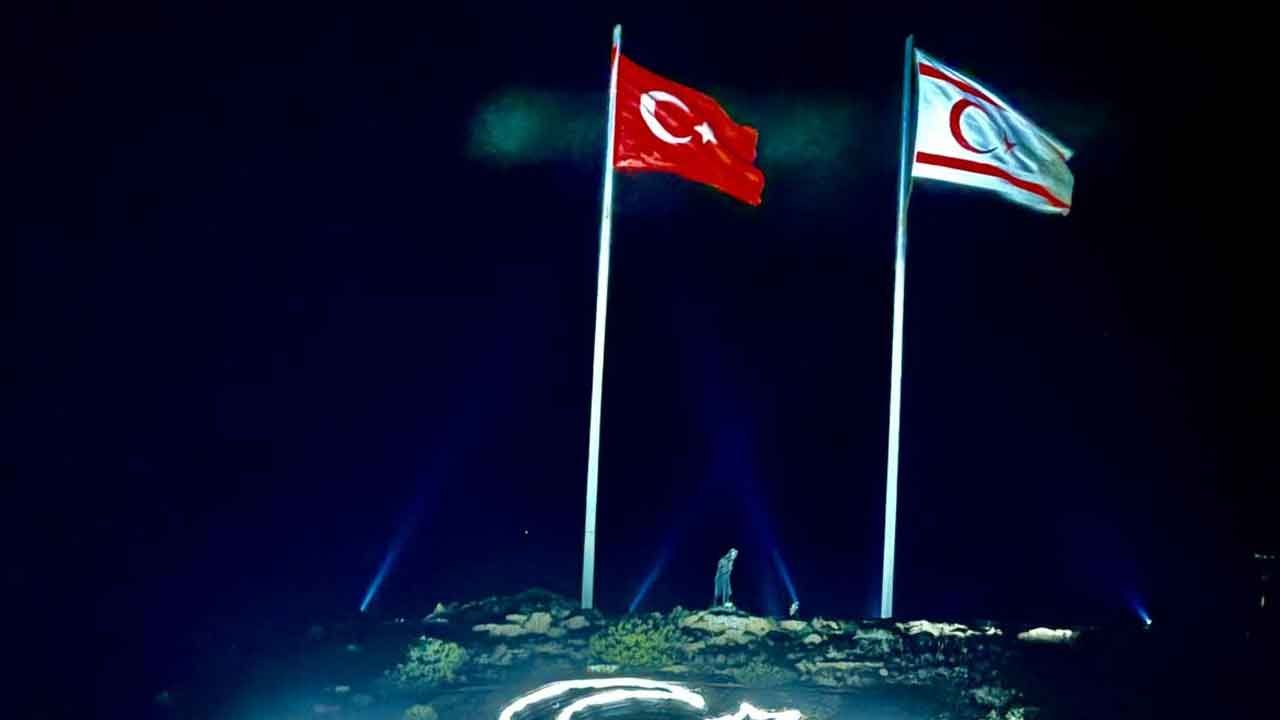 Mehmetçik'te bayrak tartışması...