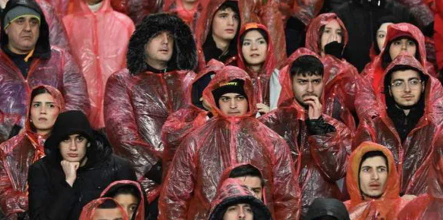 Dursun Özbek, Galatasaray taraftarından yağmurluklar için özür diledi