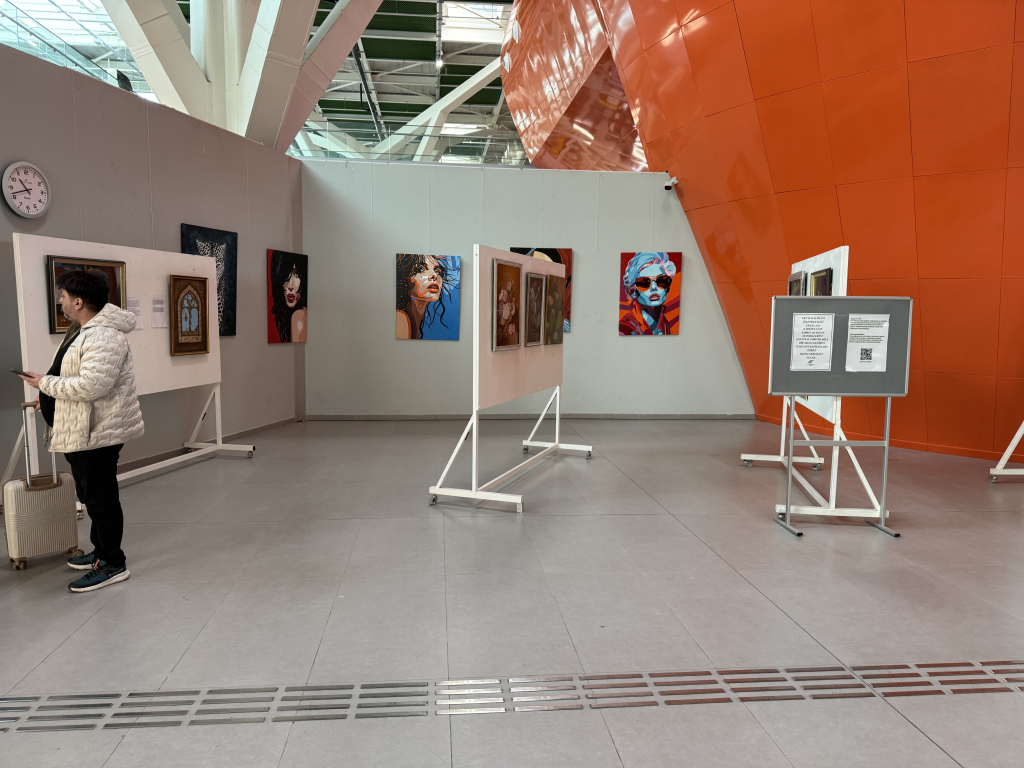 Svetlana Karepina’ın “Zamanın katmanları” sergisi Ercan Havalimanı’nda açıldı