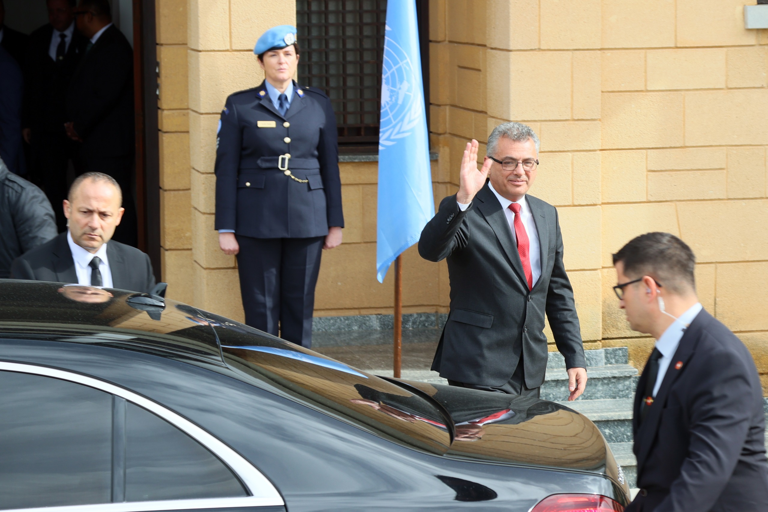 Erhürman görüşme sonrası açıklama yapıyor