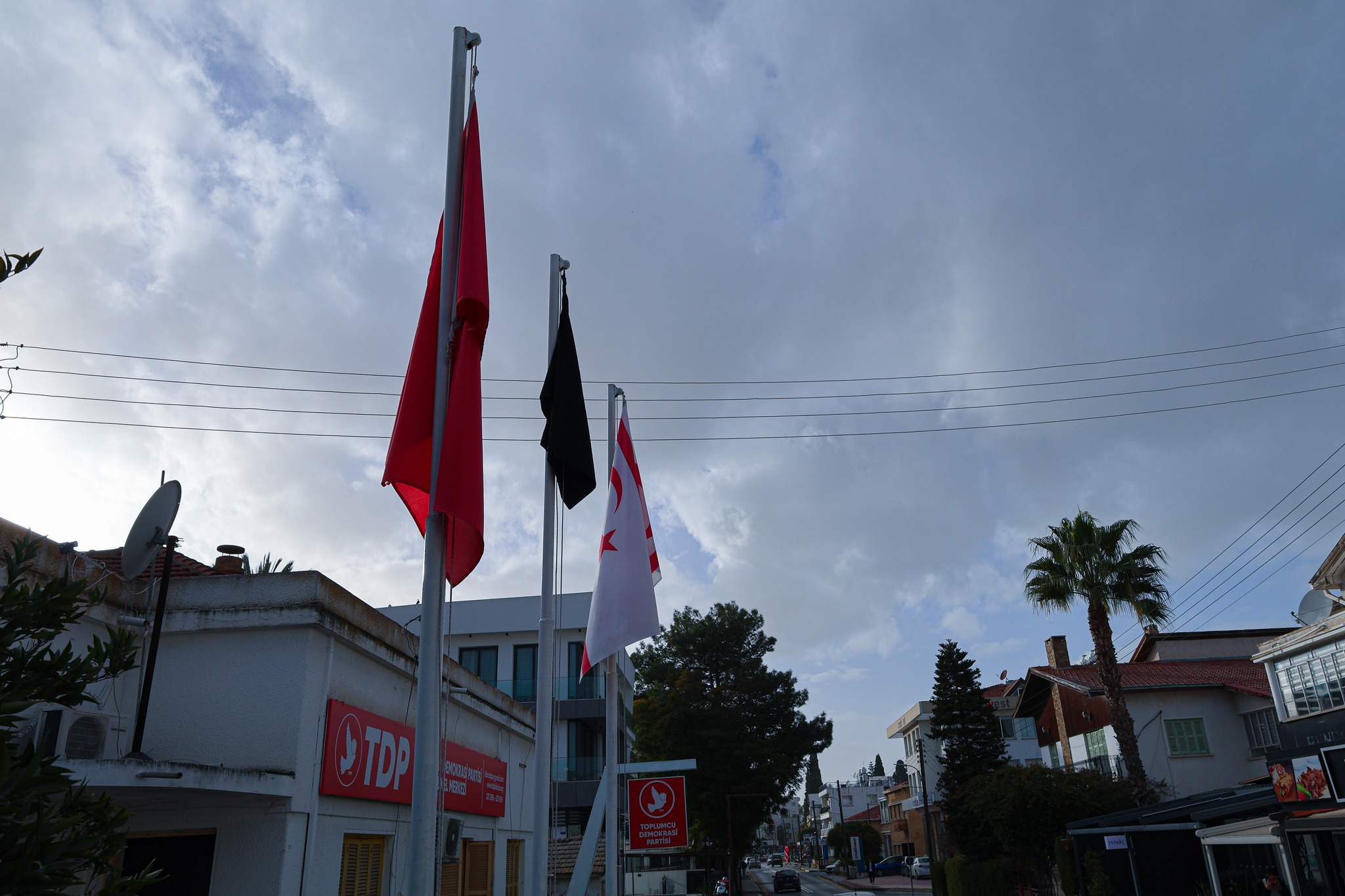 Siyah bayrak eylemleri yaygınlaşıyor... TDP’den Tabipler Birliği’ne destek