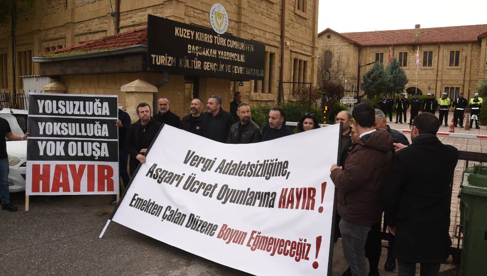 Kamuda yetkili sendikalardan Turizm Bakanlığı önünde eylem