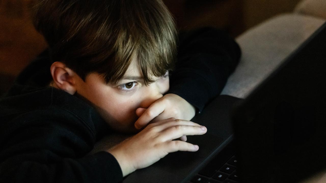 Ebeveyn ekrana baktıkça çocuk görünmez hissediyor