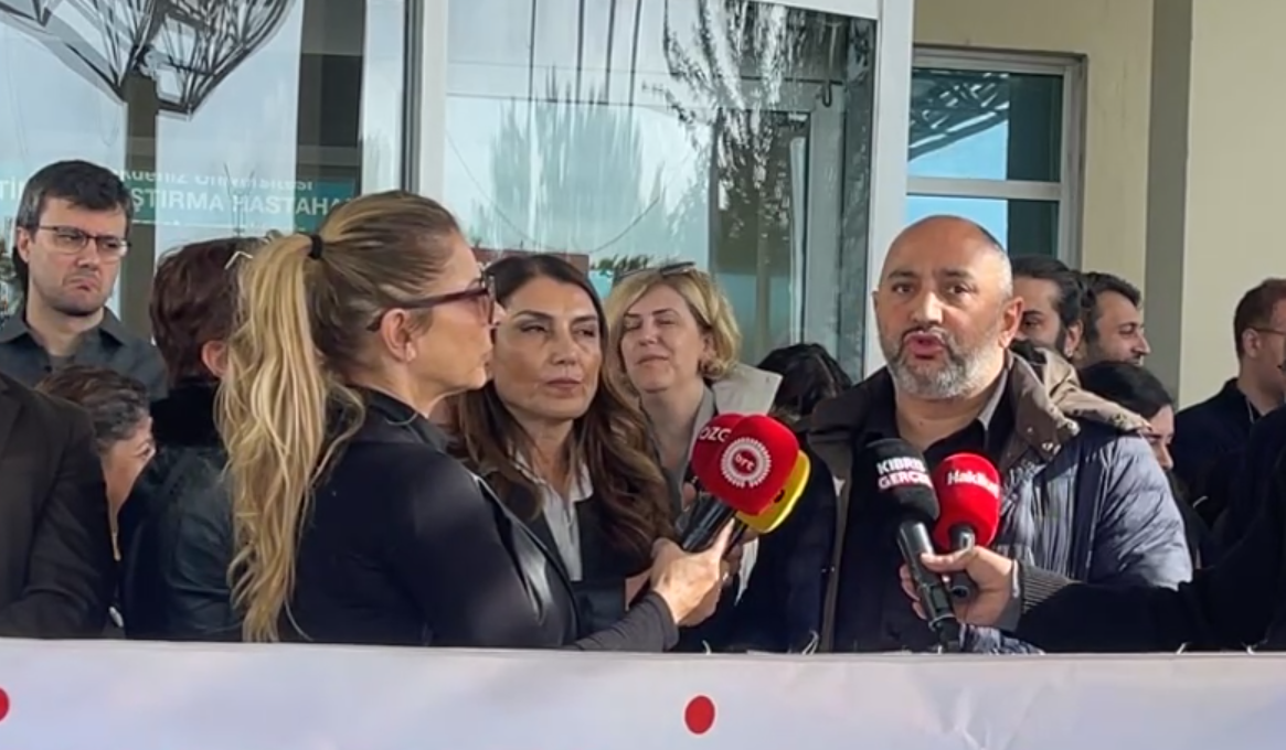 Hekimler grevde, Mağusa Devlet Hastanesi'nde basın açıklaması yapıldı