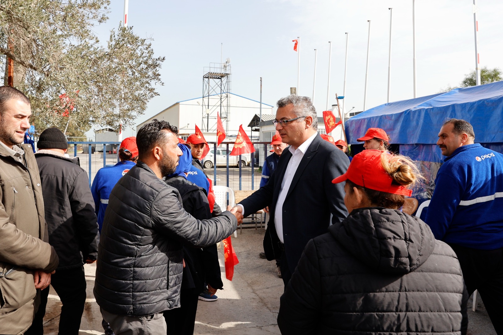 Erhürman, grevdeki Ektam çalışanlarını ziyaret ederek görüş ve taleplerini dinledi