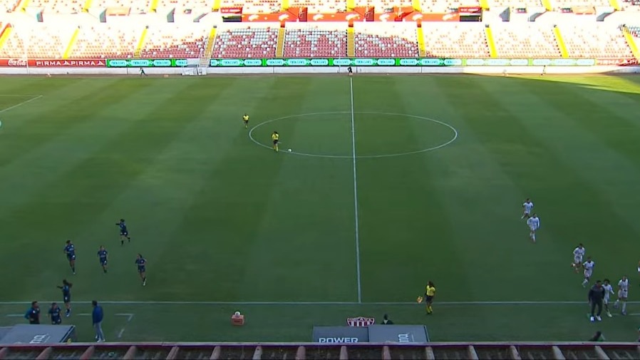 Hakem maçı durdurdu, futbolcular koşarak kaçtı. Dünya Kupası için gözler FIFA'da