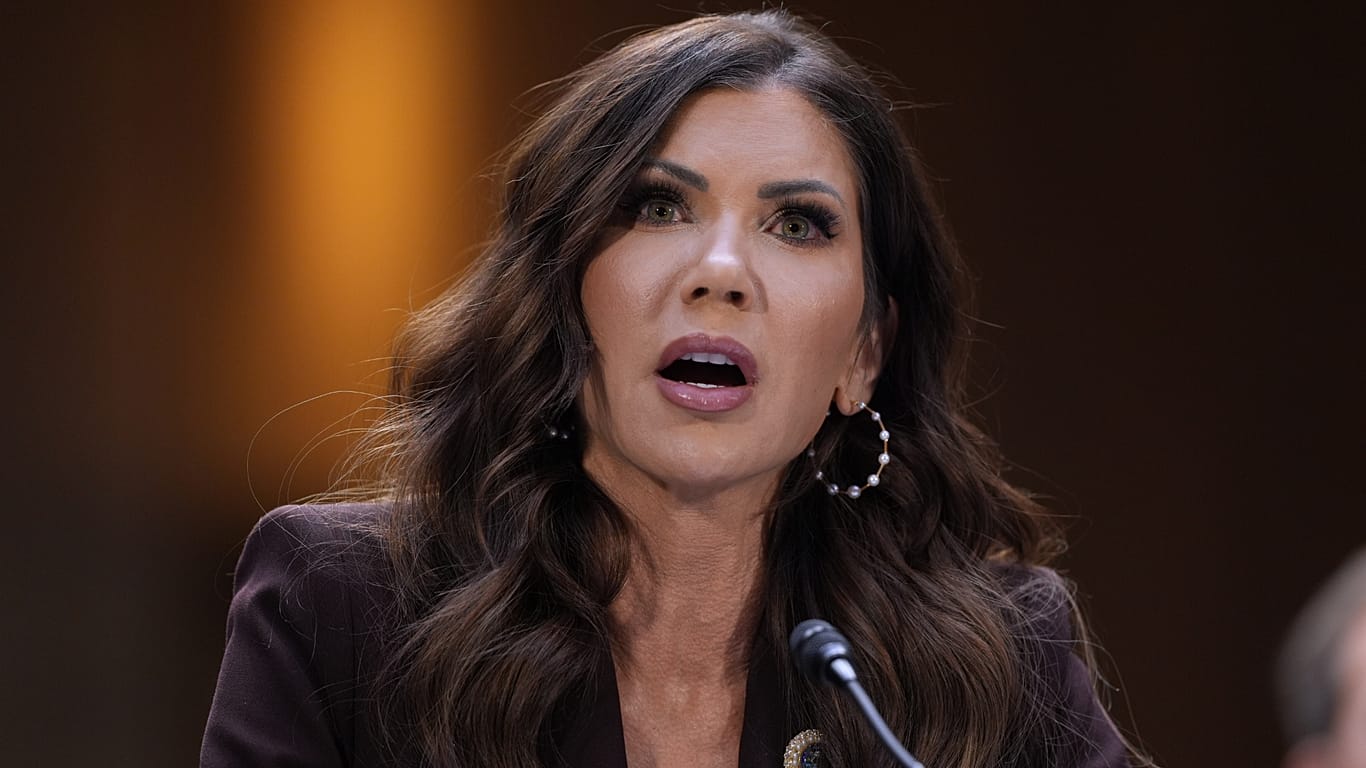 Donald Trump, Kristi Noem'i İç Güvenlik Bakanlığı görevinden aldı