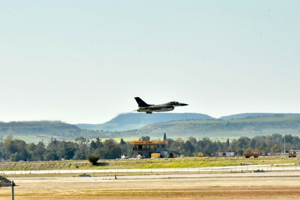 Türkiye’nin KKTC’ye gönderdiği savaş uçakları Rum basınında