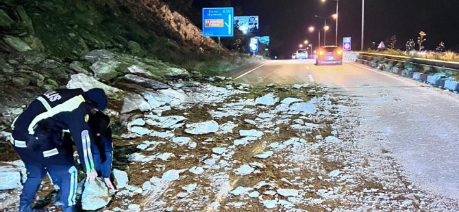 Yol trafiğe güvenli şekilde açıldı, düşen kaya parçaları temizlendi
