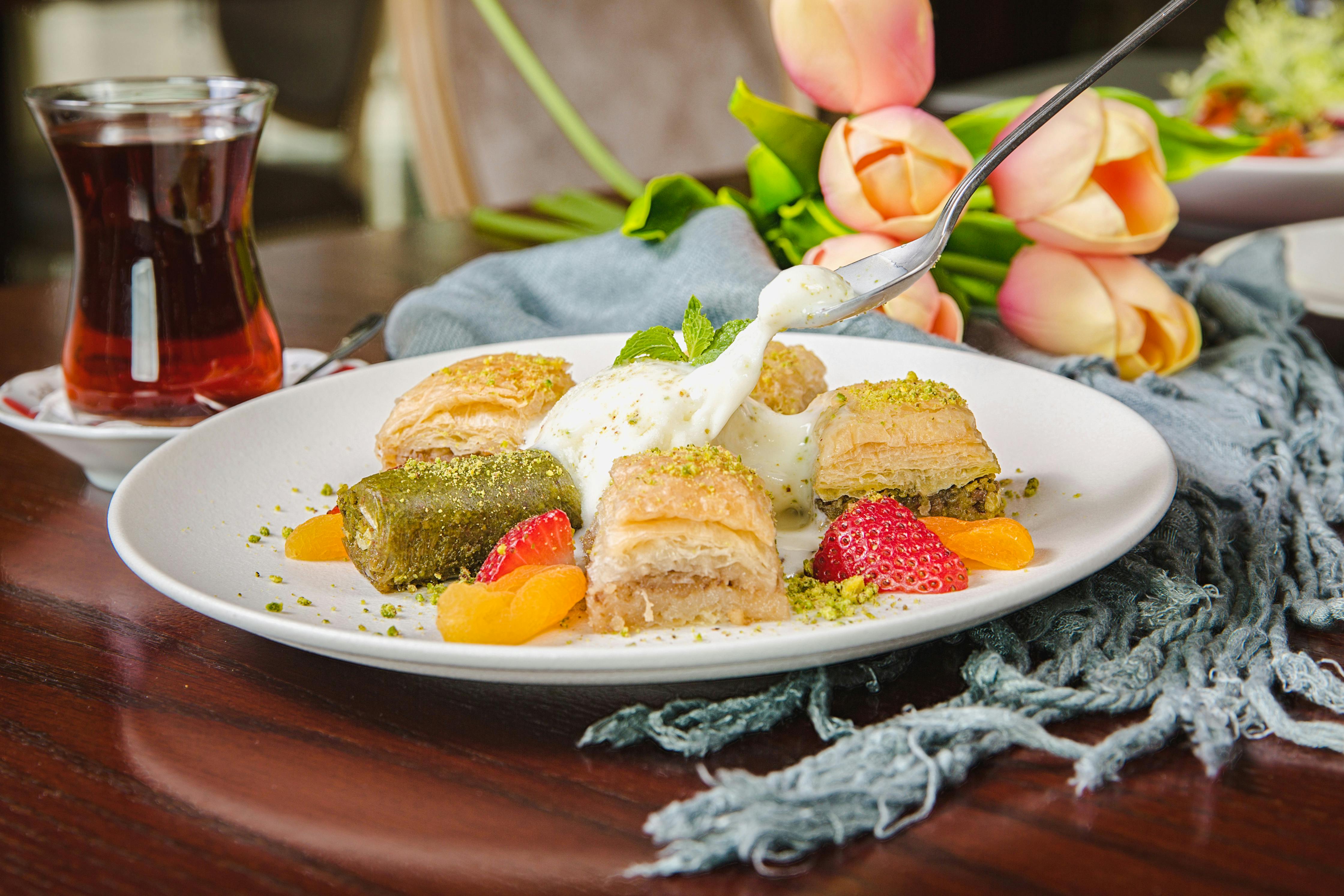 Bayram Sofralarında Denge Sanatı: Lezzeti Yakalarken, Kontrolü Kaybetmeyin!