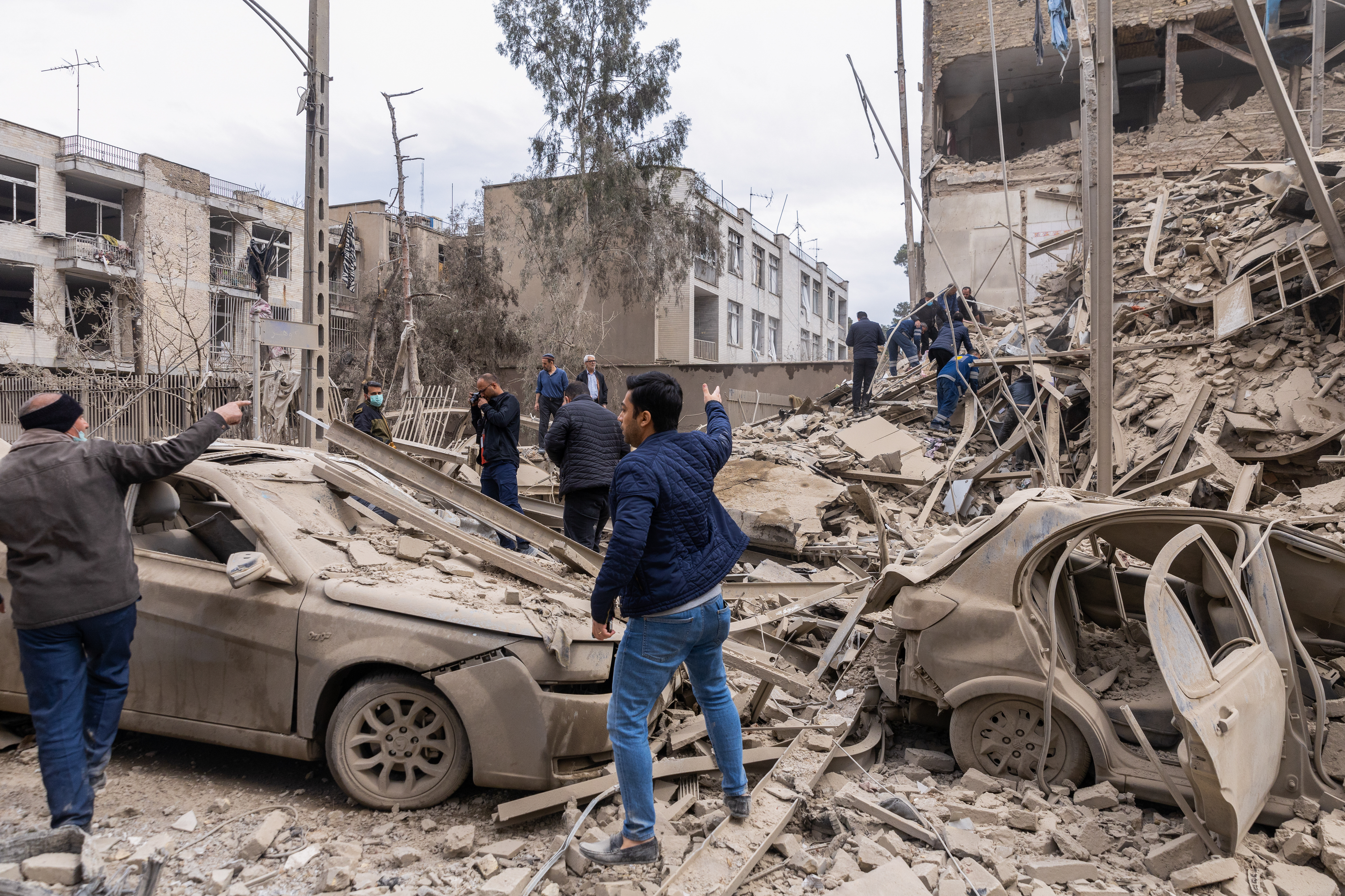 Trump, ABD'nin bölgeye daha fazla asker konuşlandırmasıyla  İran savaşına 'son aşamaya geçileceğine' işareti