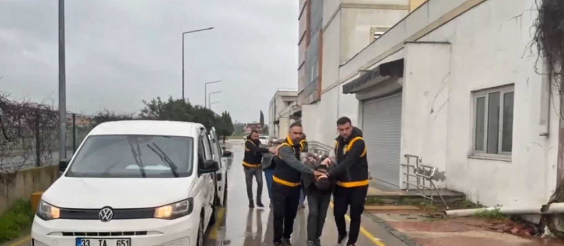 Adana'da at döven iki kişi hayvan barınağı temizleyecek