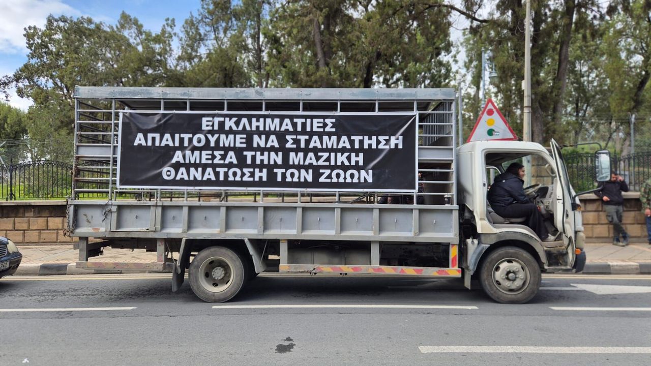 Hayvancılar siyah tabutla Rum Başkanlık Sarayı’na yürüdü