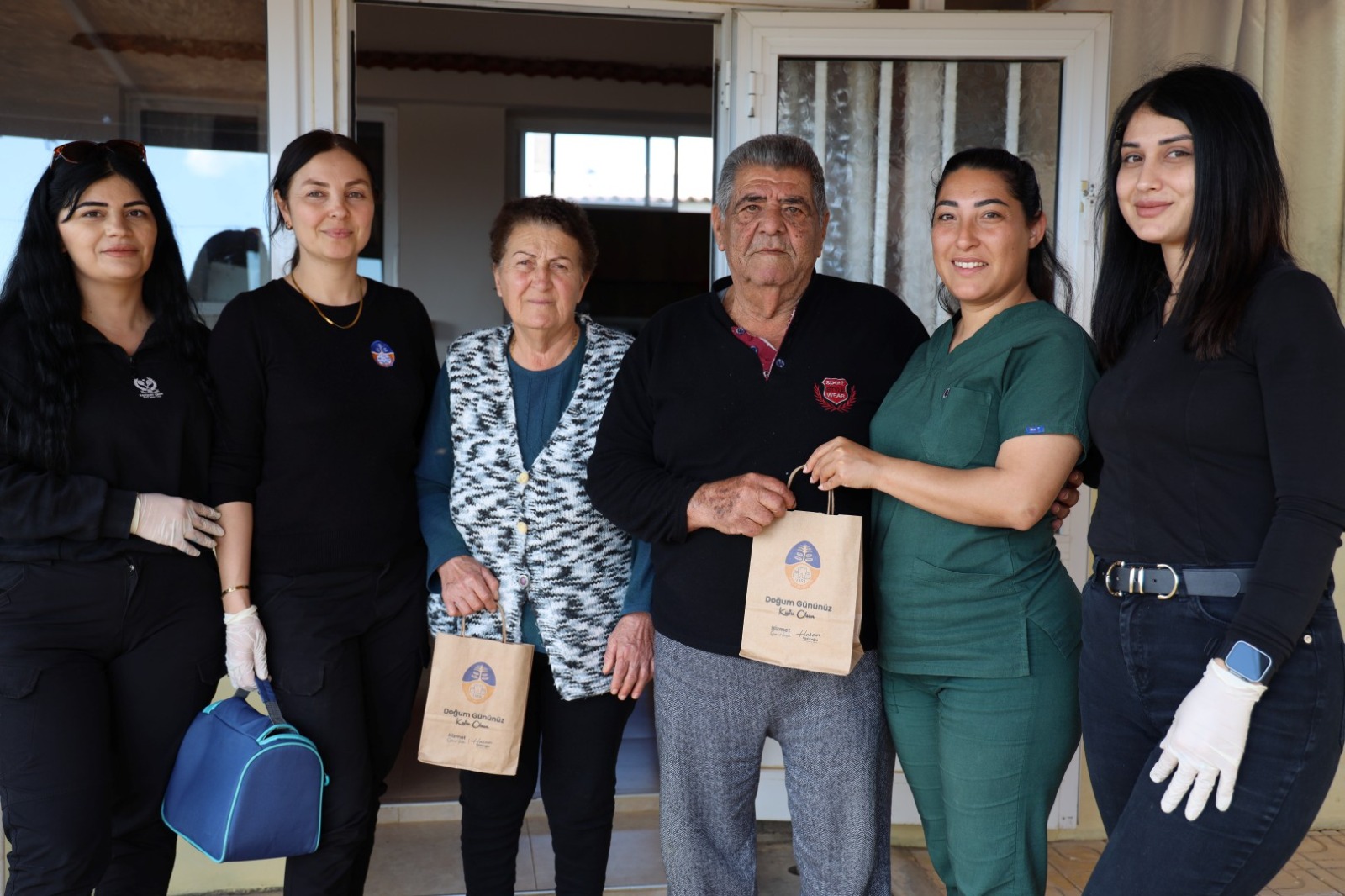 İskele Belediyesi Ziyaret Ettikleri Büyüklerin Doğum Günlerini Kutluyor
