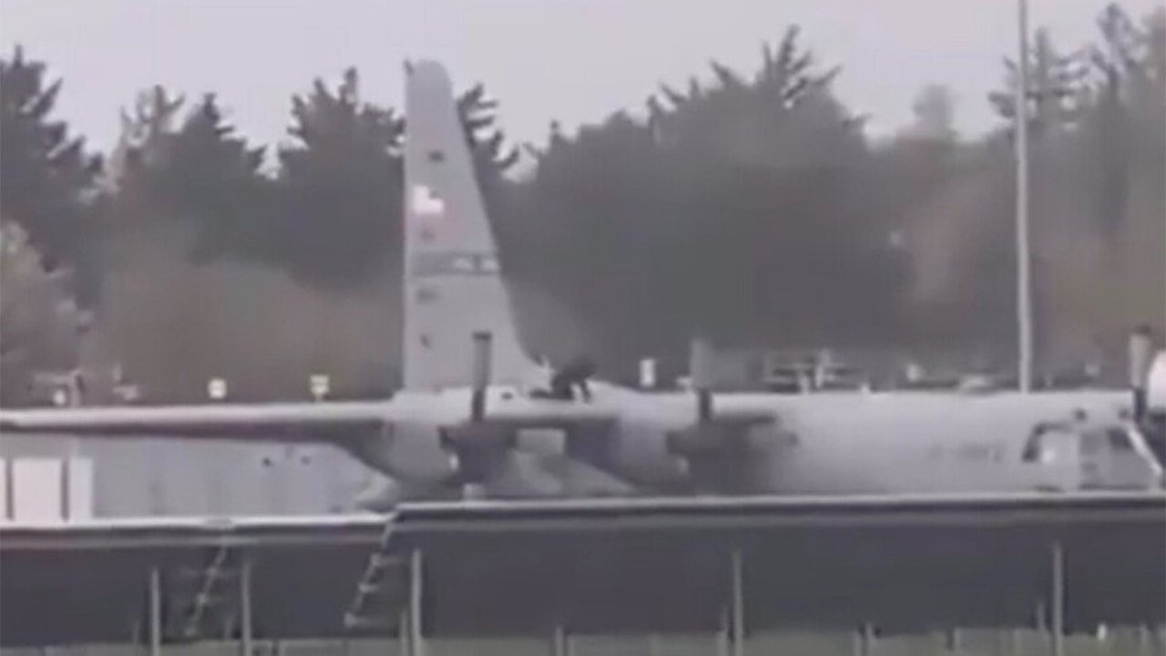 İrlanda'da bir şahıs Amerikan askeri uçağına baltayla saldırdı