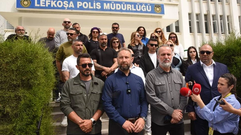 KTÖS, Lefkoşa Polis Müdürlüğü önünde açıklama yaptı: Sevdamız yurdumuz, derdimiz geleceğimiz dediğimiz için buradayız
