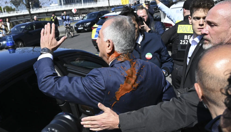 Rıza Pehlevi'ye Berlin'de boyalı saldırı