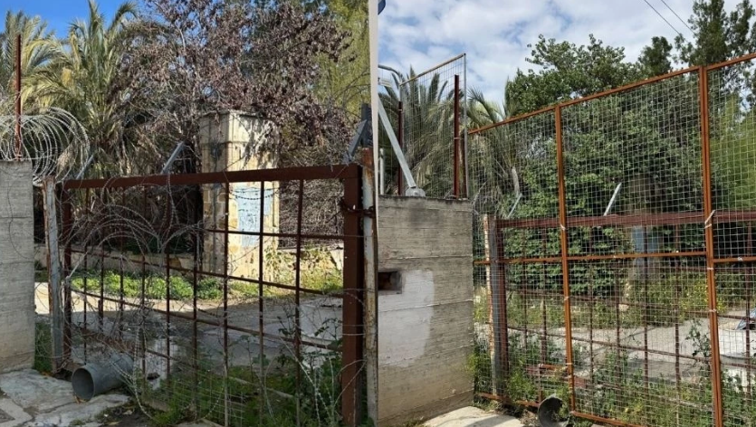 BM girişimi sonrası Lefkoşa’daki ayrımcı tabelalar ve jiletli teller kaldırıldı