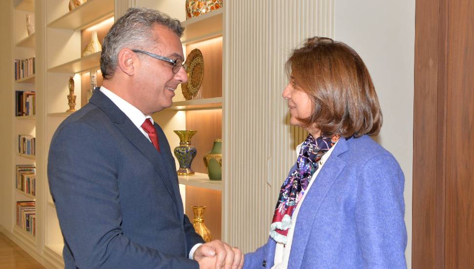 Erhürman, Holguin ile bir araya gelecek