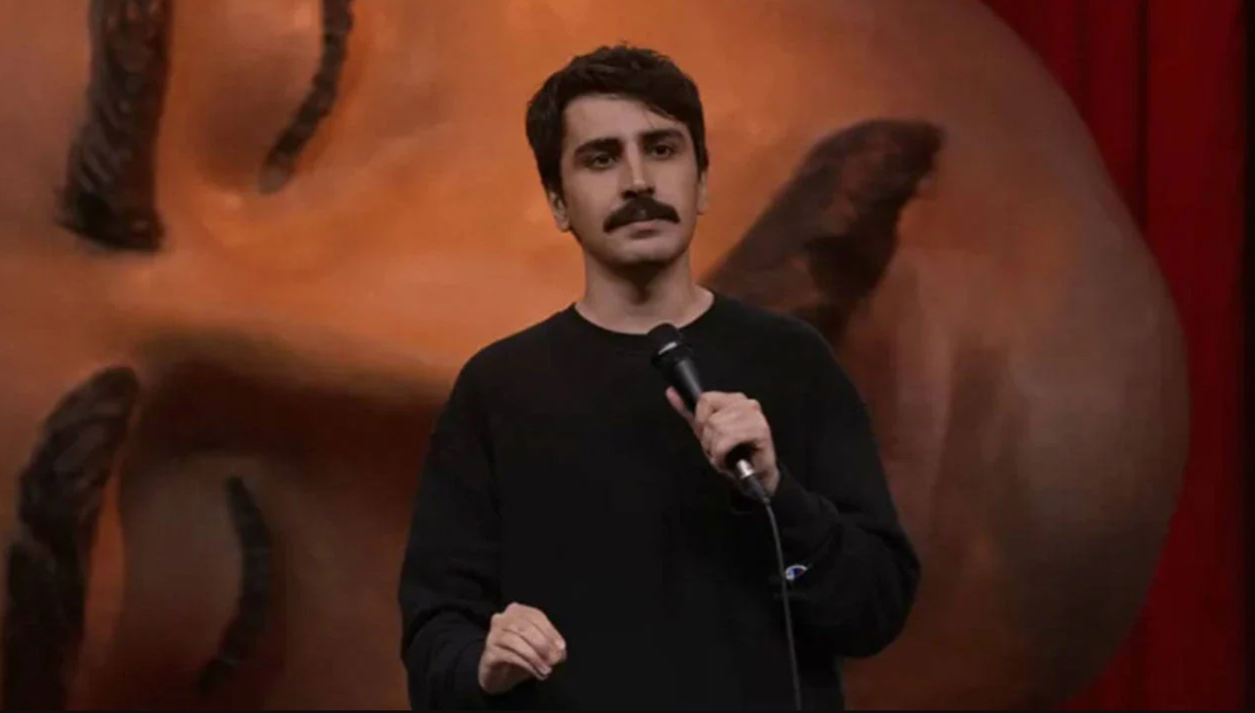 Komedyen Deniz Göktaş hakkında “dini değerleri aşağılama” gerekçesiyle soruşturma başlatıldı