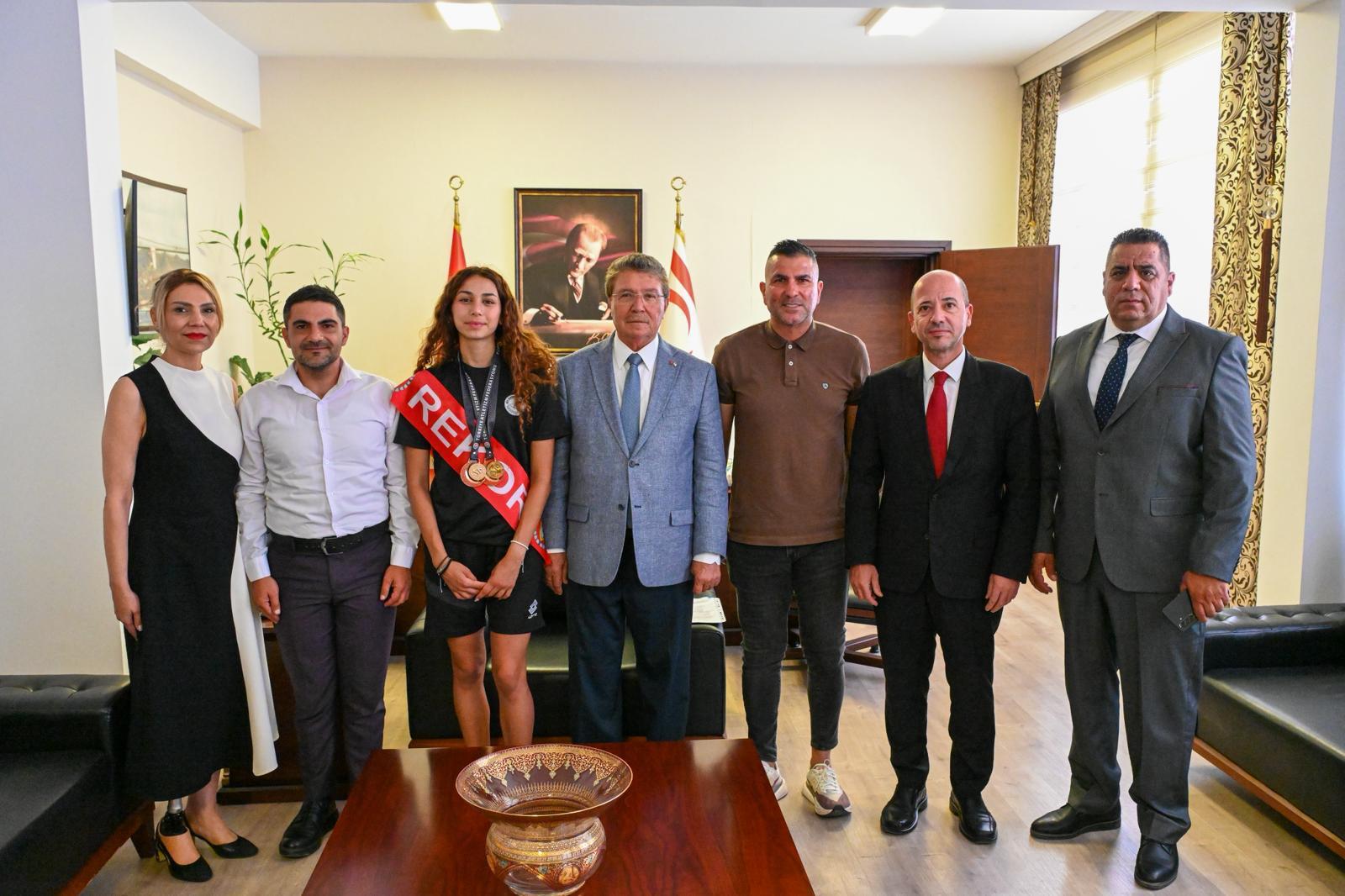 Üstel Ada Kafa'yı kabul etti