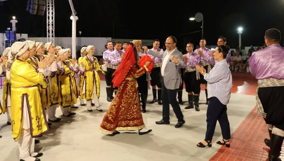Kına ve çiftetelli gösterisi büyük beğeni topladı