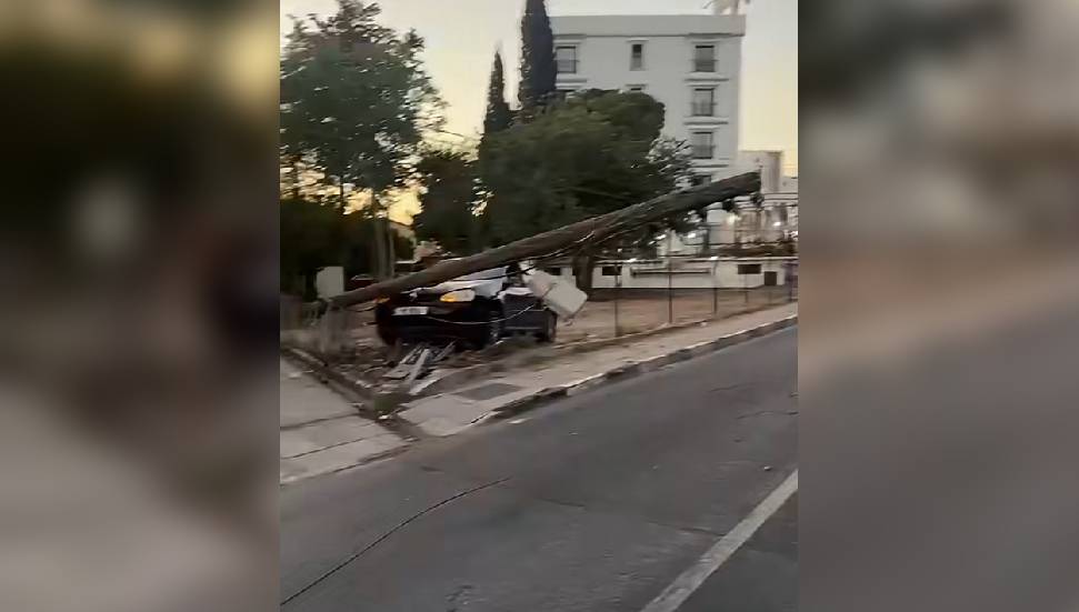 Girne’de kaza: Elektrik direği devrildi, sürücüler dikkat
