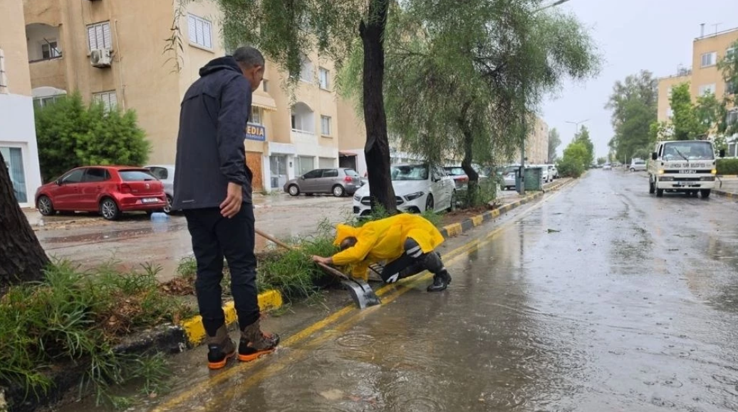 LTB: Lefkoşa bölgesinde 17 ağaç, 2 kanalizasyon taşması ve 1 elektrik direği devrildi