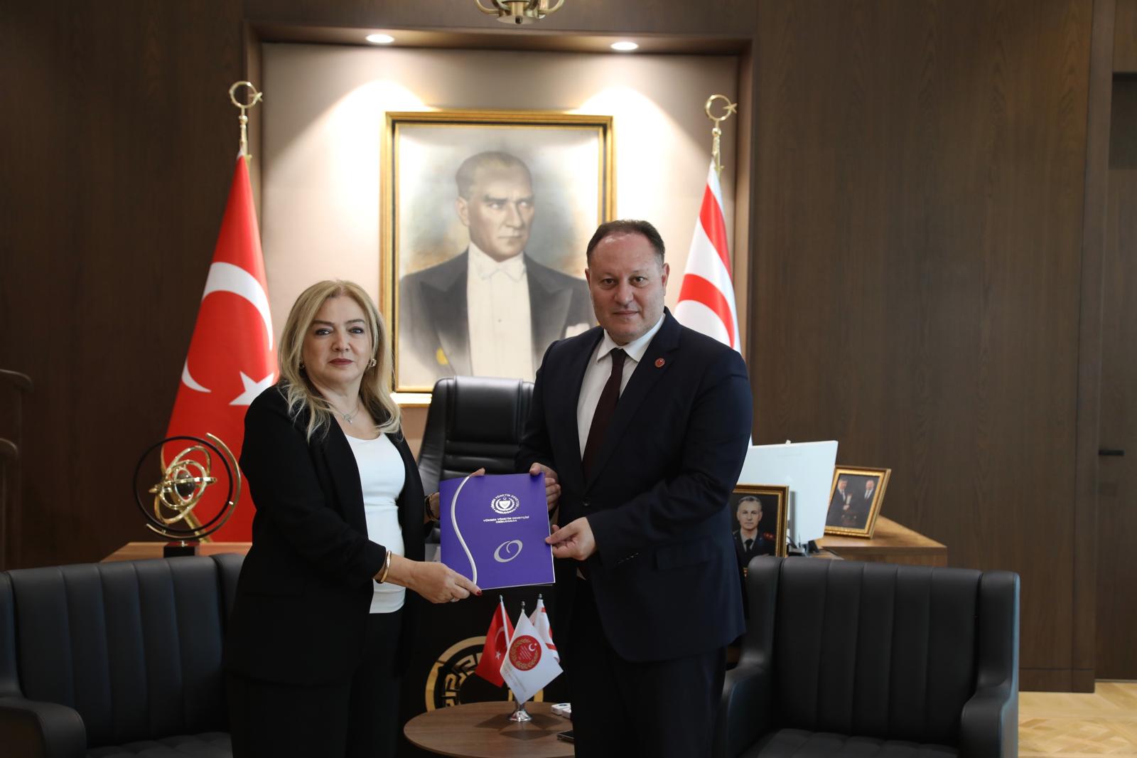 Yüksek Yönetim Denetçisi (Ombudsman) İlkan Varol 41. Dönem Raporunu Meclis Başkanı Ziya Öztürkler'e sundu.