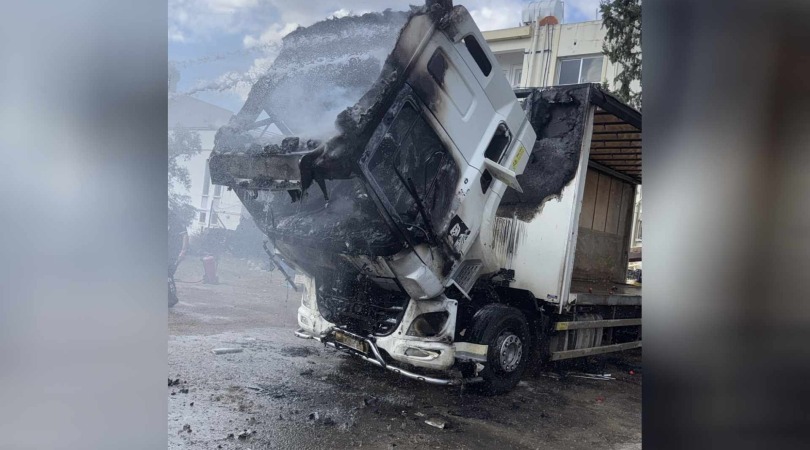 Lefkoşa Küçük Kaymaklı’da tır yandı