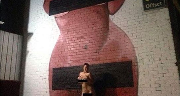 Çıplak Kim Kardashian muralinin önünde çıplak poz verdi