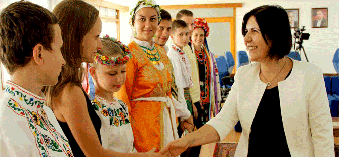 Siber, halk dansları barış festivali ekip temsilcilerini kabul etti.