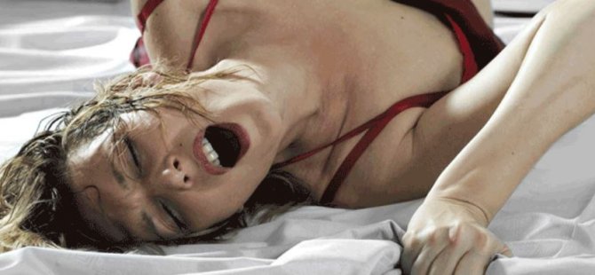 Portlash beradi va kozlarga qaraydi Yetuk porno rus