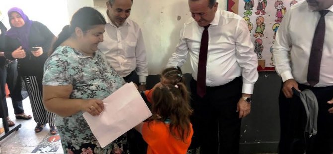 Bakan Ataoğlu öğrencilere okul çantası hediye etti