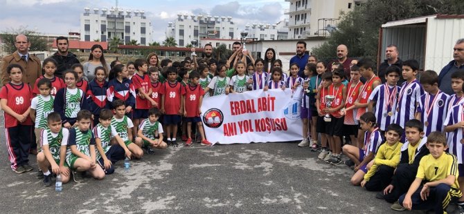 KTÖS Erdal Abit’in anısına ilkokul öğrencilerinin katıldığı anı koşusu düzenledi