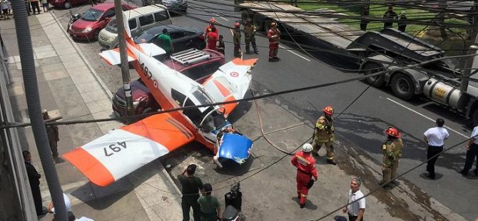 Uçak arabanın üstüne acil iniş yaptı