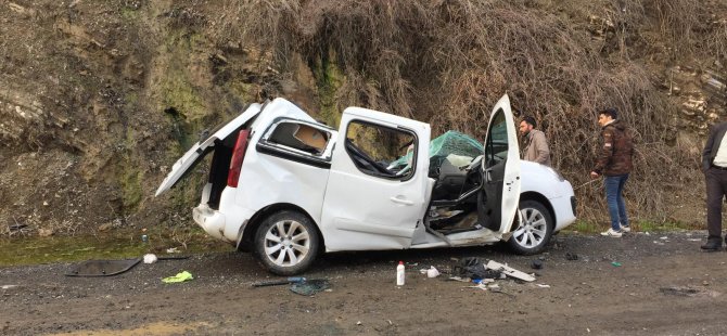 Dağdan kopan kaya aracın üzerine düştü