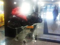 Sedye ile hastalar yerine çöpler taşınıyor.