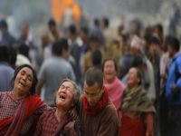 Nepal'de feci tıbbı sıkıntı: Yaralılar alkol ile temizleniyor!