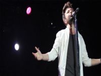 Şarkıcı Yalın konserde taşlandı!