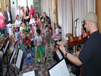 Çocuklar müzik aletleri ile tanıştı