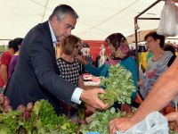 Akıncı’dan pazar alışverişi