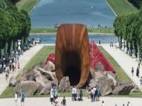 Sarayı bahçesine Dev ‘vajina heykeli’