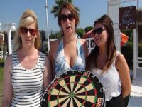 Babalarının ölümünü kutladılar