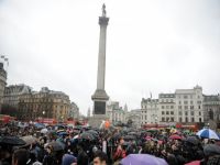 İngiltere'de camilerin yarısı hedef oldu