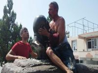 'Peşmerge kıyafeti giydi' diye dövdüler, Atatürk büstü öptürdüler