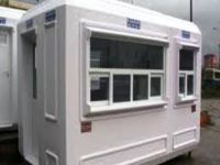 Araba içerisinde güvenlik sağlamaya çalışıyorlar